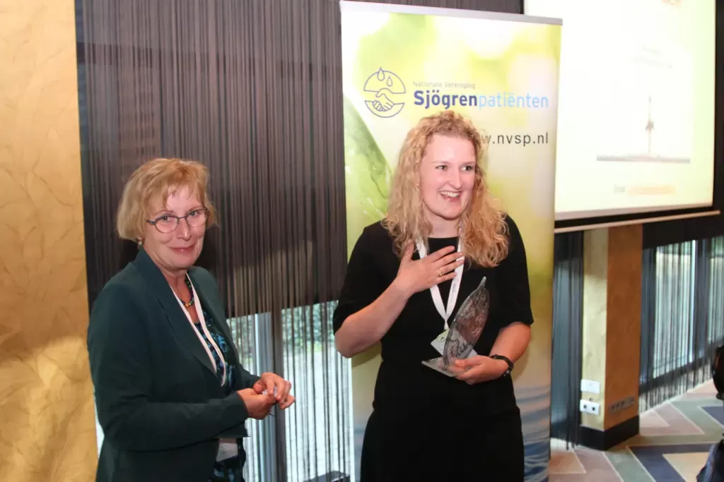 Winnares van de Sjögren Award 2024, dr. Anneline Hinrichs (r) Winnares van de Sjögren Award 2024, dr. Anneline Hinrichs (r)